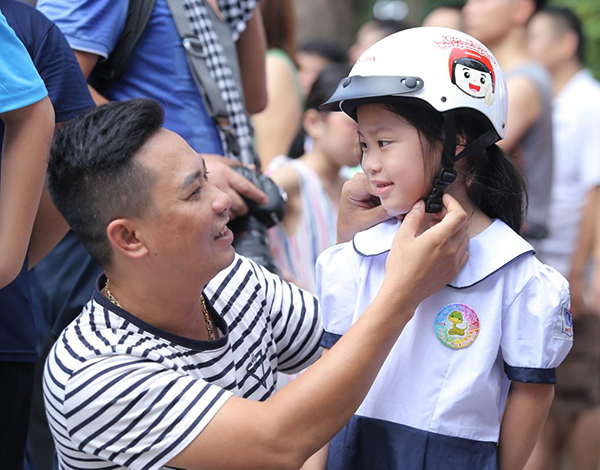 Để bảo đảm an toàn trong lúc di chuyển, cha mẹ cần chỉ bảo, hướng dẫn cho con mình những thói quen khi đi trên xe máy, ô tô...ngay từ nhỏ là điều cấp thiết.